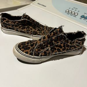 Women’s size 6 shoes